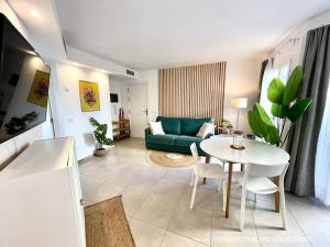 A seating area at La Cabanana - Apartment w pool and high-speed WiFi