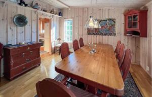 Un comedor con mesa y sillas de madera. en Stunning Home In Sjusjøen With Sauna, en Sjusjøen