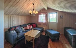 una sala de estar con un sofá y una mesa en Stunning Home In Sjusjøen With Sauna, en Sjusjøen