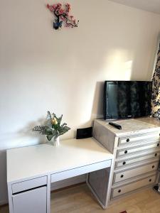 ロンドンにあるEXCELLENT DOUBLE ROOMS IN CHEAP RATE AROUND CENTRAL LONDONの白い机(テレビ付)