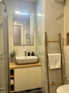 Ένα μπάνιο στο IVA HOME Apartment +18 φωτογραφίες