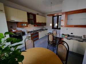 Kuchyň nebo kuchyňský kout v ubytování B&B Como Lake Cottage