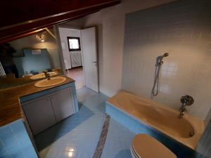 un bagno con vasca, WC e lavandino di B&B Como Lake Cottage a Lecco Altre 14 foto