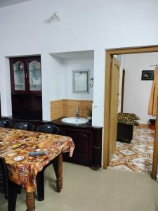 ein Esszimmer mit Tisch und Spüle in der Unterkunft Hill garden homestay,Vagamon in Vagamon
