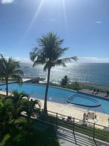 Bazén v ubytovaní Bahia Lodge - Apartamento privativo no Rio Vermelho alebo v jeho blízkosti