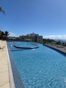Bazén v ubytovaní Bahia Lodge - Apartamento privativo no Rio Vermelho alebo v jeho blízkosti