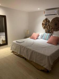 Posteľ alebo postele v izbe v ubytovaní Bahia Lodge - Apartamento privativo no Rio Vermelho