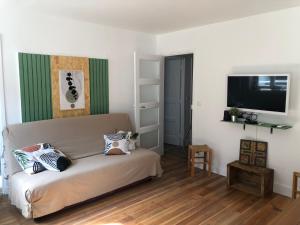 Μια τηλεόραση ή/και κέντρο ψυχαγωγίας στο Appartement T3 / 58m2