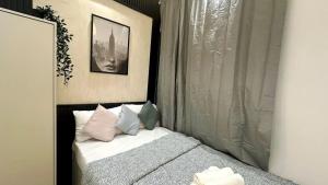 ein Schlafzimmer mit einem Bett mit Kissen darauf in der Unterkunft The Hive Partition Room in Tecom Near Metro in Dubai