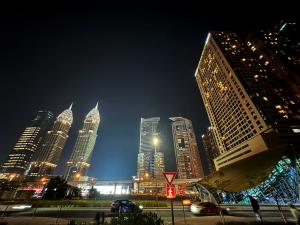 Ein allgemeiner Blick auf Dubai oder ein Stadtblick von des Privatzimmers aus