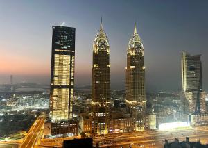 Ein allgemeiner Blick auf Dubai oder ein Stadtblick von des Privatzimmers aus