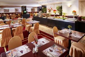 a restaurant with tables and chairs and a cafeteria at Güneş Hotel Merter in Istanbul