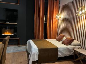 Łóżko lub łóżka w pokoju w obiekcie Chic4 luxury Gran via