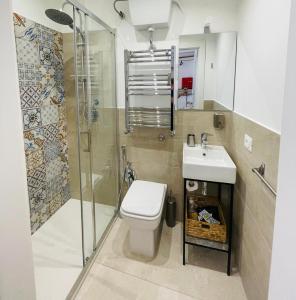 Un baño con inodoro, lavabo y ducha. en Bieddu Suites - Palermo City Center, en Palermo 45 fotos más