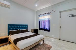 Postel nebo postele na pokoji v ubytování Collection O Maharaja Resort
