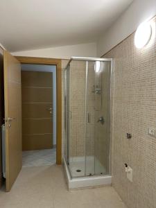 a bathroom with a shower with a glass door at Dimora dei Colli in Pignataro Maggiore