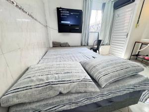 Letto o letti in una camera di Ap próximo ao Arco com garagem e ar sem TV