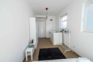 スメデレヴォにあるPaun Apartmaniの白い部屋(ベッド1台、デスク付)