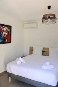 Un dormitorio con una cama blanca con un cuadro en la pared. en Dell Edera, en Bonifacio 32 fotos más