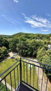 einen Balkon mit Parkblick in der Unterkunft Oliwa luxury apartment, free parking, high speed internet in Danzig