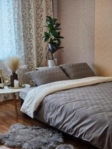 una camera con letto e tavolo con pianta di Апартаменты на Вечернем бульваре # Качалова a Kryvyj Rih Altre 34 foto