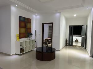 Camera bianca con tavolo e specchio di Villa Somone a Dakar