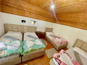 Postel nebo postele na pokoji v ubytování Bujtina Lokthi
