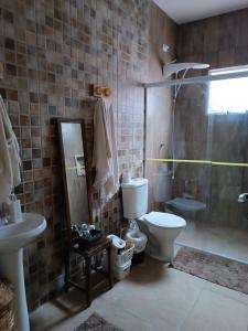 a bathroom with a toilet and a shower and a sink at ALOHA#Sossego in Ubatuba