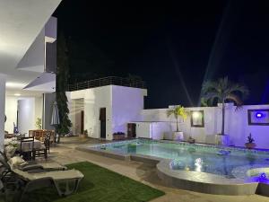 una casa con piscina di notte di Villa Somone a Dakar