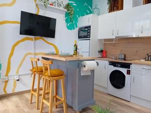 eine Küche mit Schreibtisch und einem Fernseher an der Wand in der Unterkunft Noreva in Morche