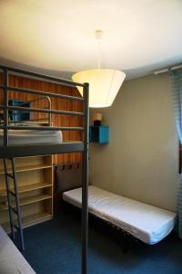 Zimmer mit 2 Etagenbetten und einer Lampe in der Unterkunft Résidence Estaris Ii - 3 pièces 8 personnes MAE-2763 in Orcières