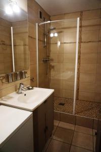 ein Badezimmer mit Waschbecken und Dusche in der Unterkunft Résidence Estaris Ii - 3 pièces 8 personnes MAE-2763 in Orcières