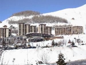 ein Resort im Schnee mit einem Berg in der Unterkunft Résidence Estaris Ii - 3 pièces 8 personnes MAE-2763 in Orcières