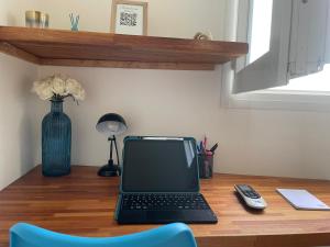 Televízia a/alebo spoločenská miestnosť v ubytovaní Appartement avec vue sur mer