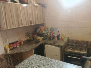 ダハブにある2 Bedroom Houseのシンクとコンロのある小さなキッチン +18枚の写真
