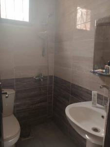 ダハブにある2 Bedroom Houseのトイレと洗面台付きのバスルーム