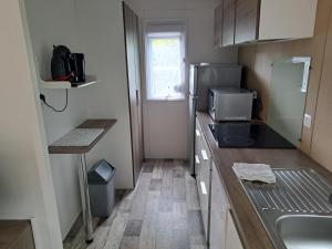 Mobil home Domaine de la Forge的厨房或小厨房