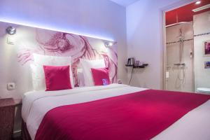 1 dormitorio con 1 cama grande con sábanas rosas y ducha en Mercure Paris Bastille Marais, en París