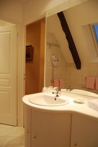 a bathroom with a sink and a bath tub at Hostellerie de la Motte jean in Saint-Coulomb
