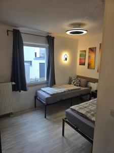 Postel nebo postele na pokoji v ubytování Zimmer mit eigenem Bad in Heidelberg