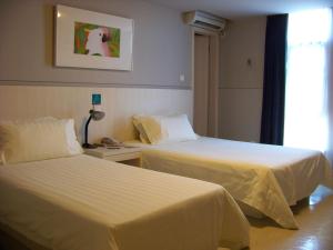 Un pat sau paturi într-o cameră la Jinjiang Inn - Shenzhen Airport