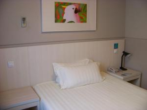 Un pat sau paturi într-o cameră la Jinjiang Inn - Shenzhen Airport