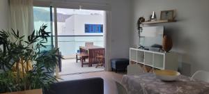 Μια τηλεόραση ή/και κέντρο ψυχαγωγίας στο Sabbia Suites Bajamar Famara