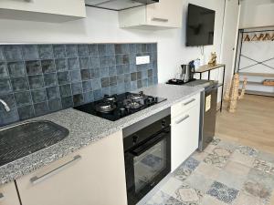a kitchen with a stove and a sink at casa de vicky in El Puerto de Santa María