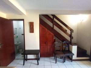 ein Badezimmer mit einer Treppe mit zwei Stühlen und einer Treppe in der Unterkunft Aconchego Casa de Praia - Arraial do Cabo in Rio de Janeiro