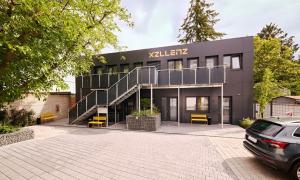 a black building with a stairway in front of it at XZLLENZ Traum Studio-Apartment, Frei-Parken, U-Bahn, Küche in Nürnberg