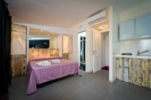 1 dormitorio con 1 cama de color púrpura en una habitación en Via Nuova, en Castellammare del Golfo