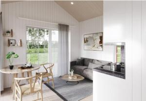 un salon avec une table et un canapé dans l'établissement Attefall begonian, à Södertälje