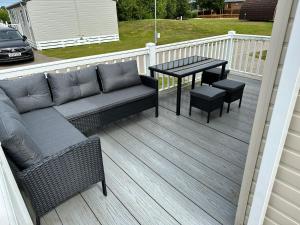 タターズホールにあるTattershall Lakes- Lancaster Crescentのパティオ(ソファ、デッキのテーブル付)