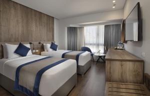 Giường trong phòng chung tại Pyramisa Suites Hotel Cairo +57 ảnh